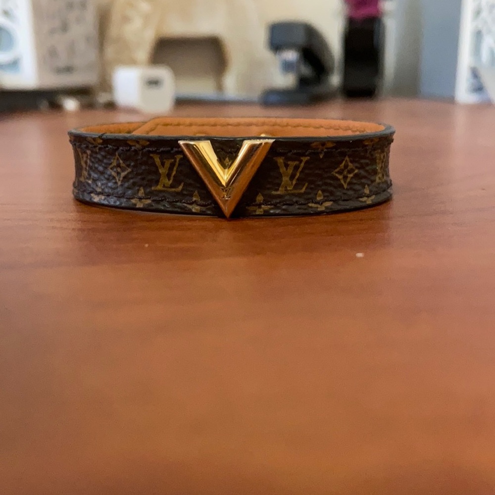 Louis Vuitton Essential V bracelet